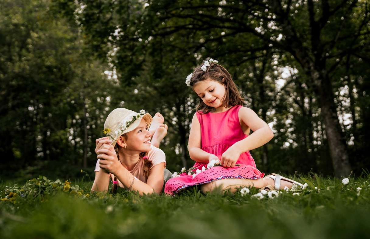 Zwei Mädchen auf der Blumenwiese