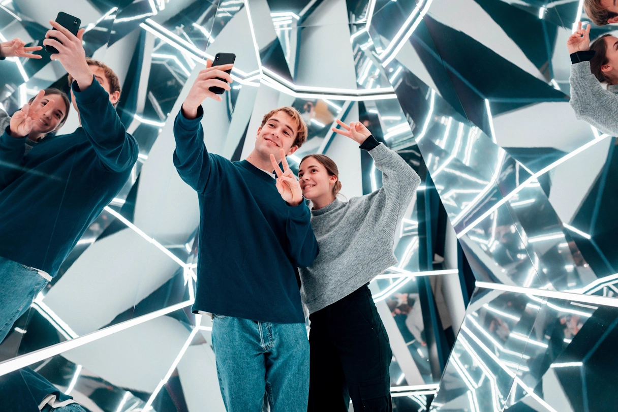 Selfie Spot im Erlebnismuseum Magic Bavaria, zwei Teenager machen ein Foto for einem Diamanten Hintergrund