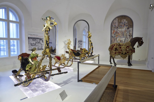 Ausstellungsbereich im Marstallmuseum mit Schlitten, vergoldet