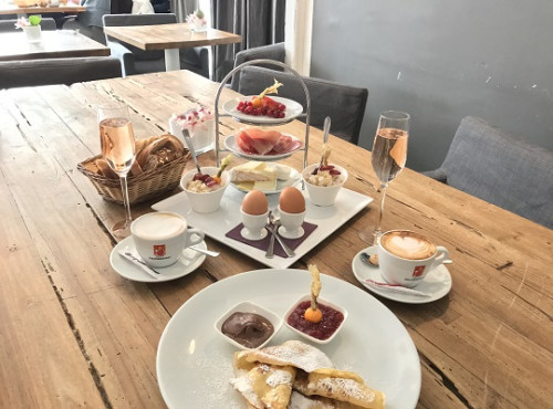 Frühstück im Miss Lilly's mit Kaffe, Prosecco, gekochten Eiern, Wurst- und Käseauswahl, Früchten und süßen Speisen