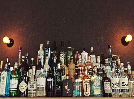 Große Auswahl an Spirituosen in der Bar