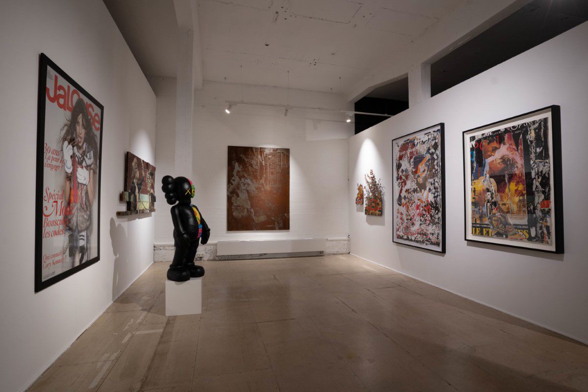 Ausstellungsbereich im MUCA mit mehreren Gemälden und Statuen