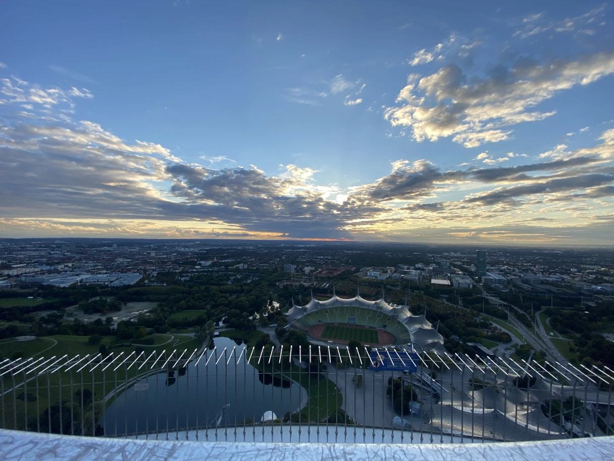 Aussicht vom Olympiaturm auf München und den Olympiapark mit Stadion