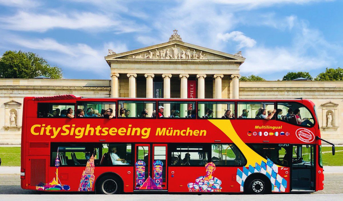 Roter City Sightseeing Bus vor der Glyptothek München