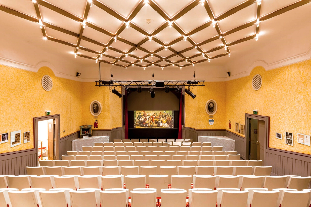 Leerer Zuschauerraum im Münchner Marionettentheater mit Sitzplätzen und Bühne