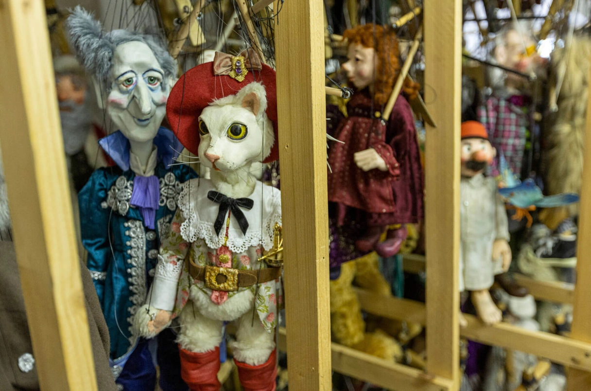 Marionettensammlung an Holzregalen befestigt