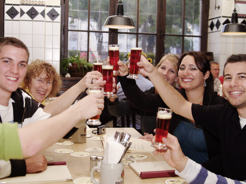 Brauerei Führung Die Brauereiführung von Munich Walk Tours, die Gruppe mit einem Bier in der Hand