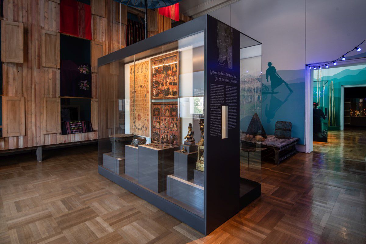 Museum Fünf Kontinente Ausstellung Myanmar mit großen Glasvitrinen und Figuren darin