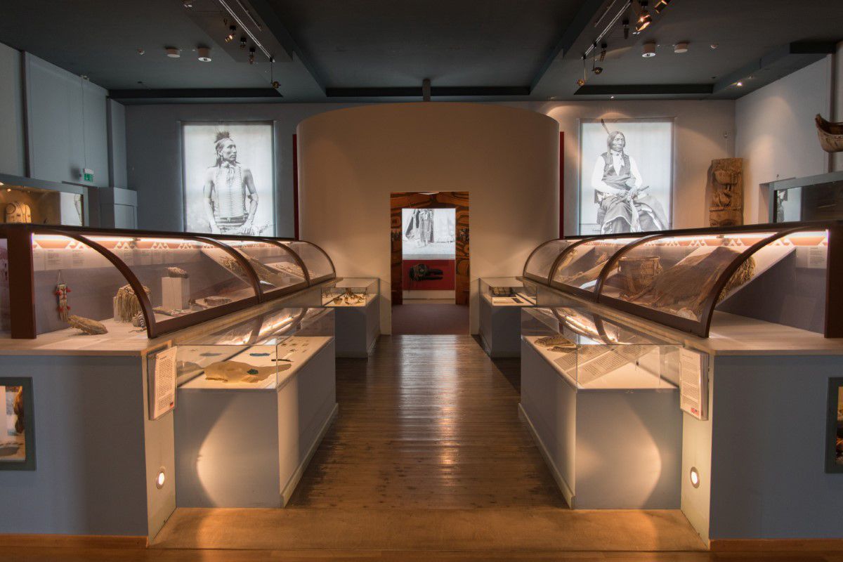 Museum Fünf Kontinente Ausstellung Nordamerika mit ausgestellten Stücken in Glaskästen