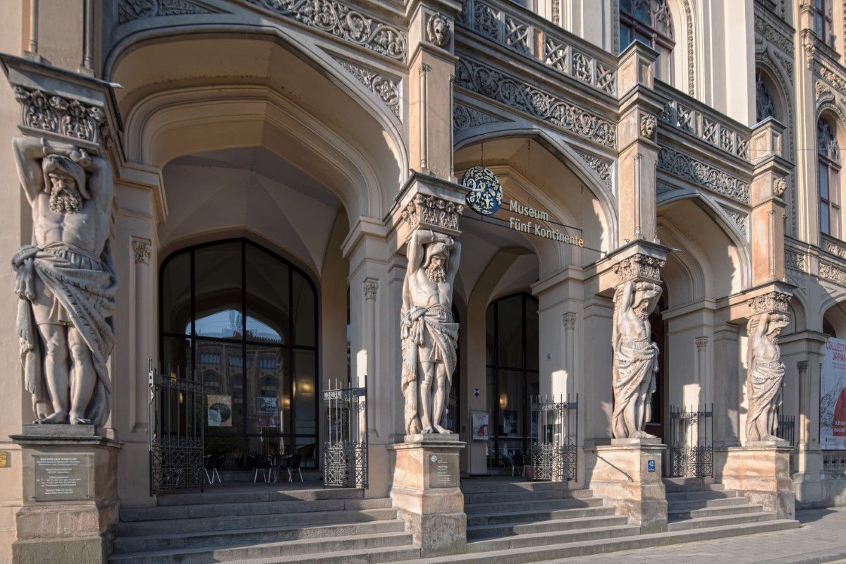 Museum Fünf Kontinente Außenfassade mit Statuen als Säulen