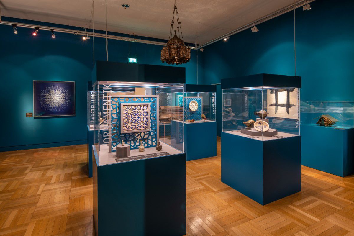 Museum Fünf Kontinente Ausstellung Orient mit Bildern und Geschirr in Glaskästen