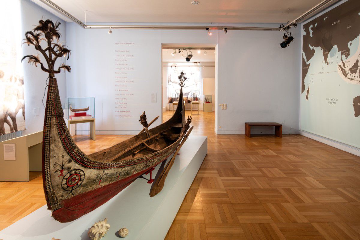 Museum Fünf Kontinente Ausstellung Ozeanien mit großem Boot in der Mitte des Raumes und Infotafeln an den Wänden