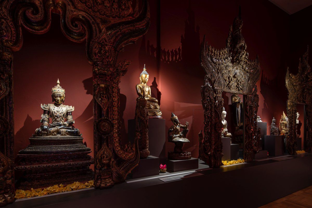 Museum Fünf Kontinente Ausstellung Myanmar mit Figuren in dunkler Atmosphäre leicht angeleuchtet