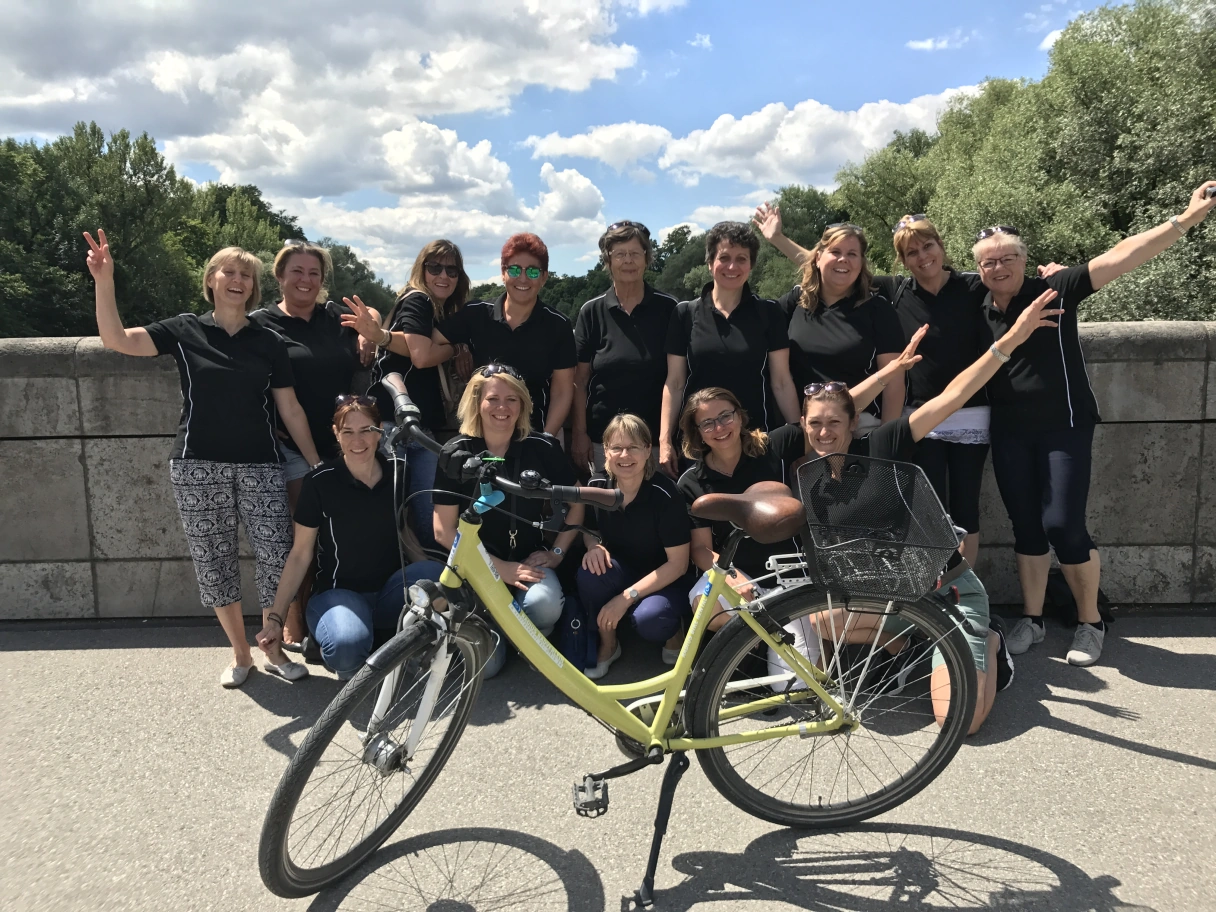 Gruppe von Radius Tours mit dem Fahrrad