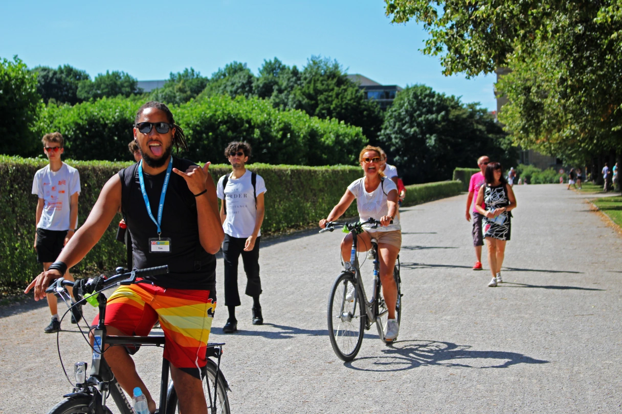 Tourführer und die Besucher auf dem Fahrrad auf einer Tour durch München
