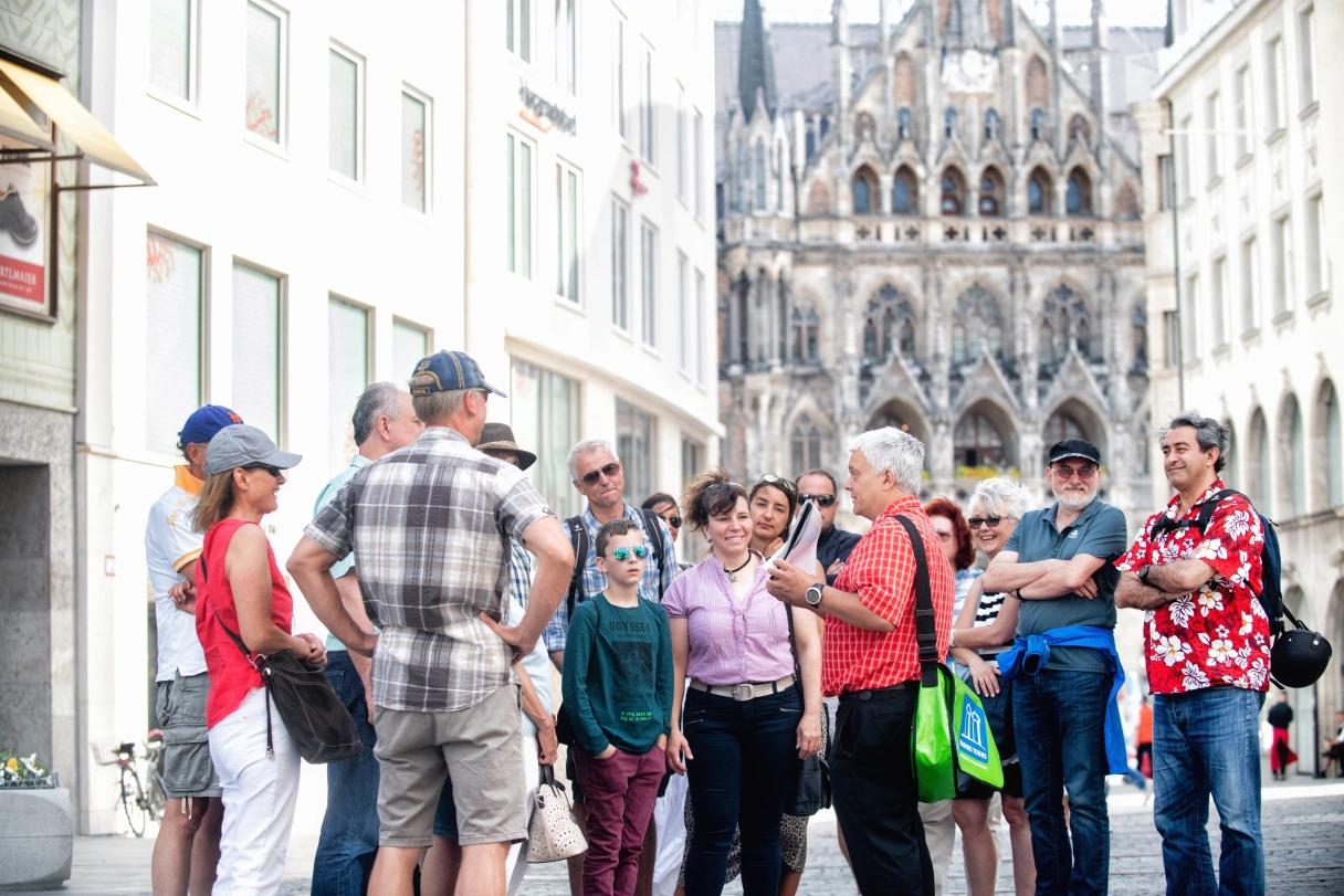 Radius Tours Führung am Marienplatz mit Tourguide, der der Gruppe etwas zur Stadt erzählt