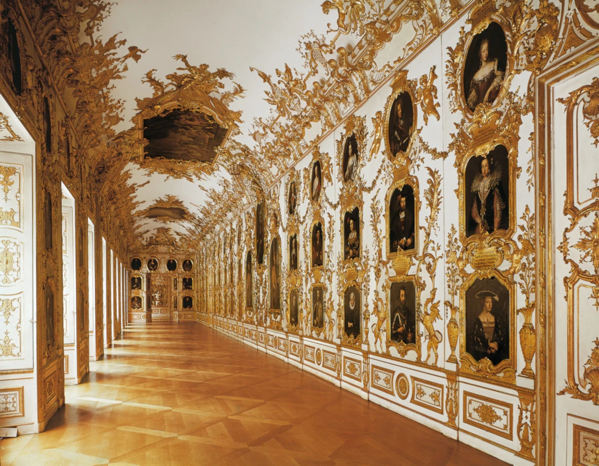 Residenz München, Ahnengalerie, goldene Wandgestaltung
