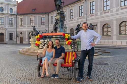 City tour guide Daniel Hehnen with a rickshaw at the Brunnenhof, accompanied by two guests