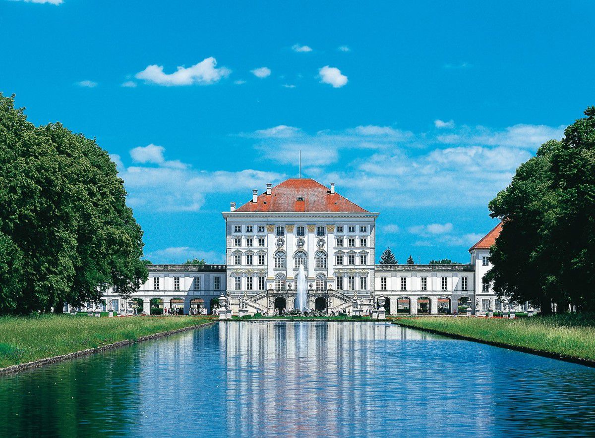 Schloss Nymphenburg, Blick auf das Schloss, im Vordergrund ist eine Fläche mit Wasser gefüllt, sonniger Tag, blauer Himmel