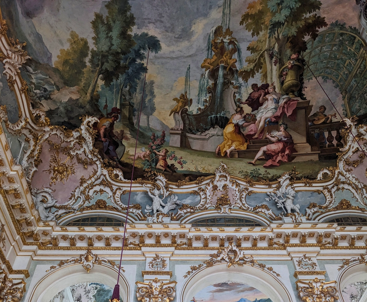 Die Decke im Steinernen Saal Nymphenburg mit detaillierter Bemalung und Stuck