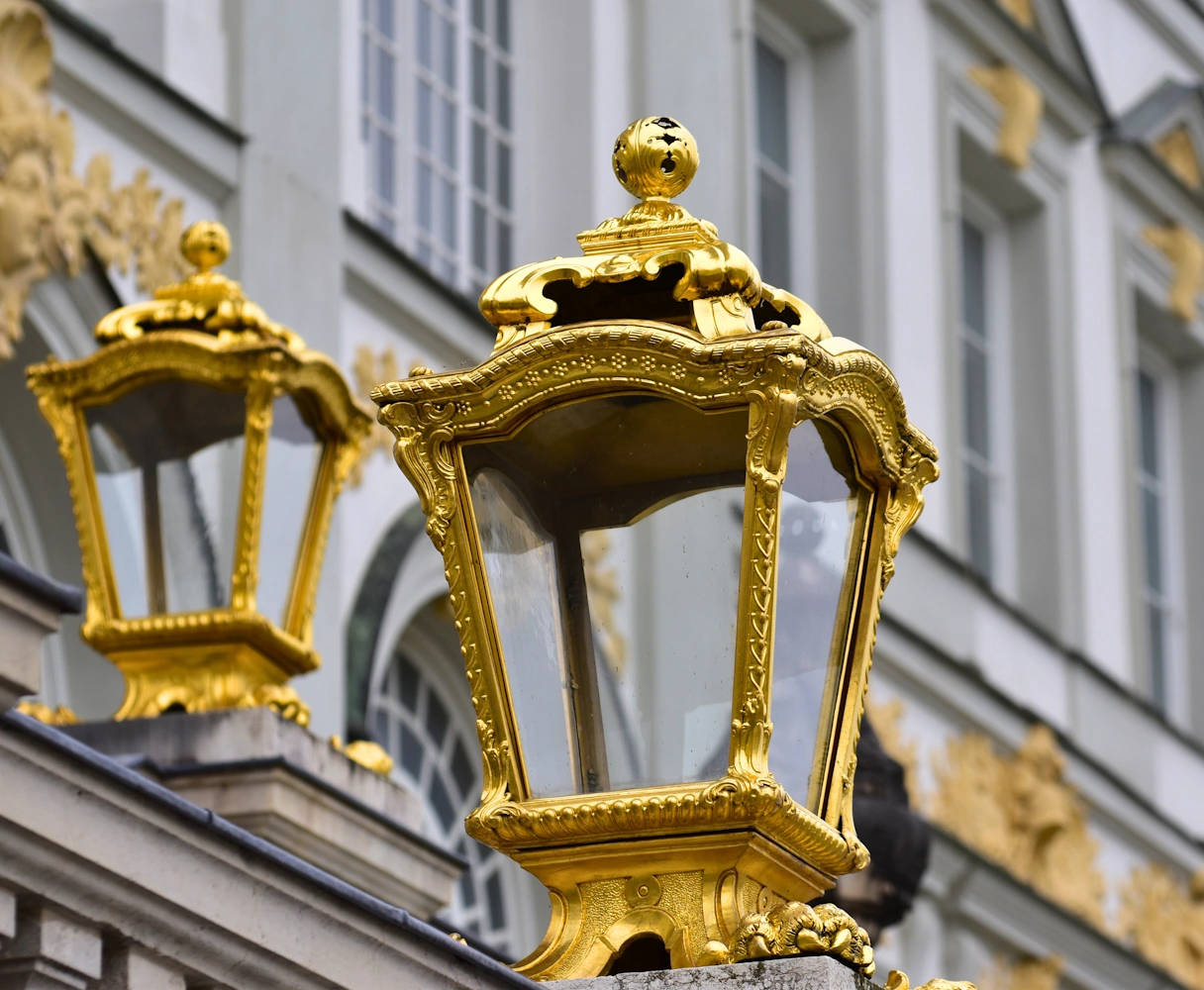 Laternen in Gold vor dem Schloss Nymphenburg