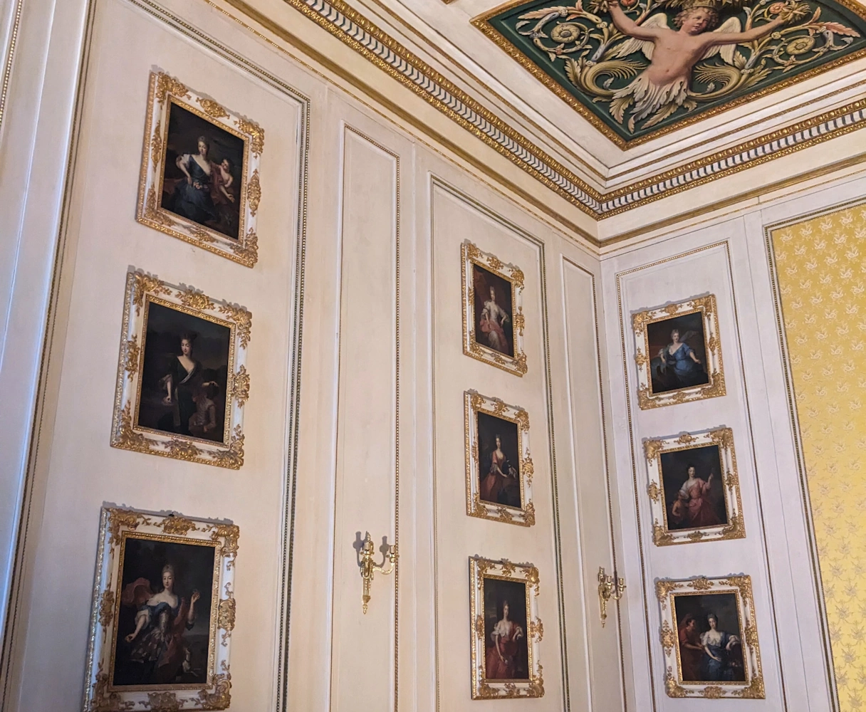 Schönheitsgalerie in Nymphenburg. Gemälde von Frauen die der damalige König als am schönsten empfunden hat