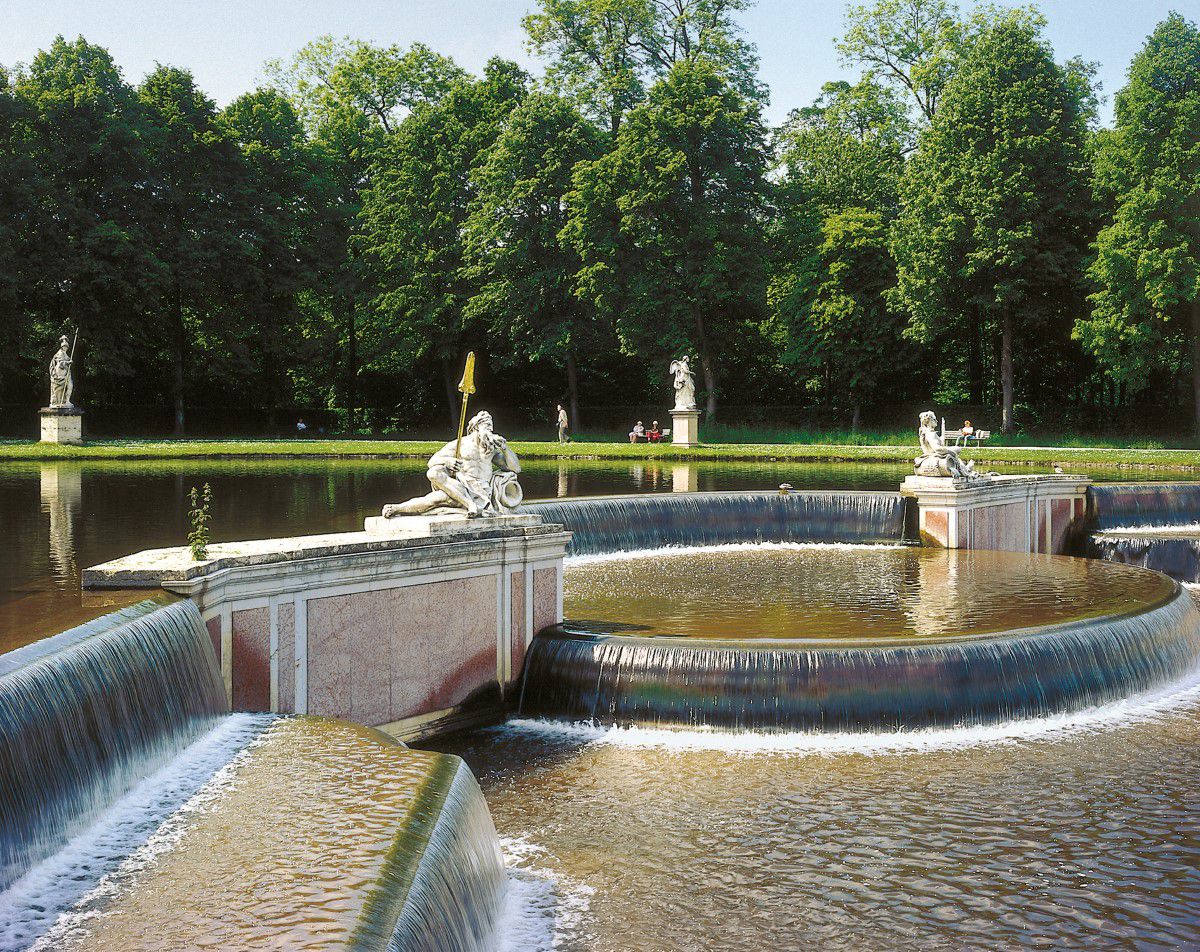 Schloss Nymphenburg, Brunnen mit verschiedenen Etagen und Figuren im Schlossgarten Nymphenburg