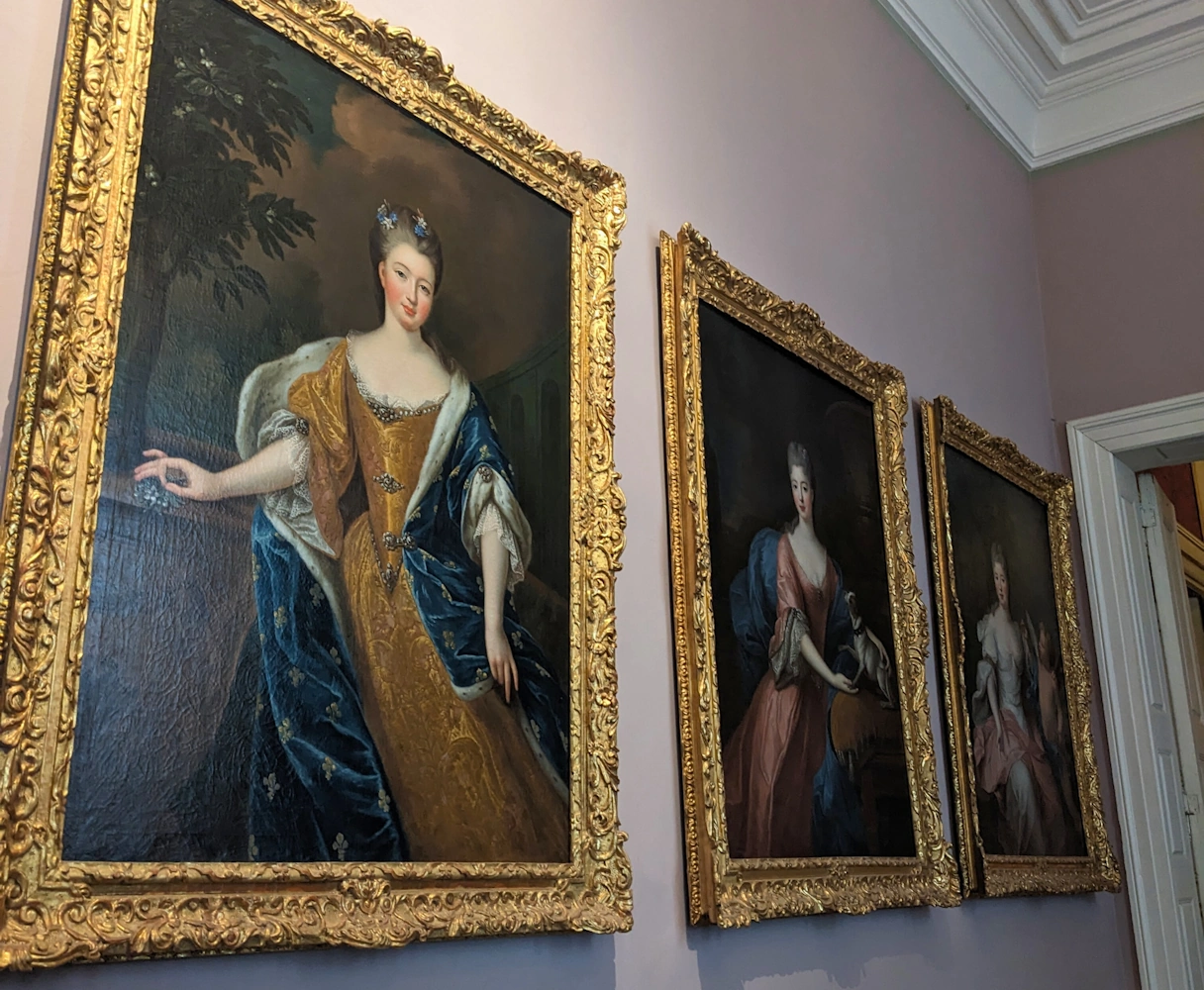 3 Gemälde von adligen Frauen im Schloss Nymphenburg