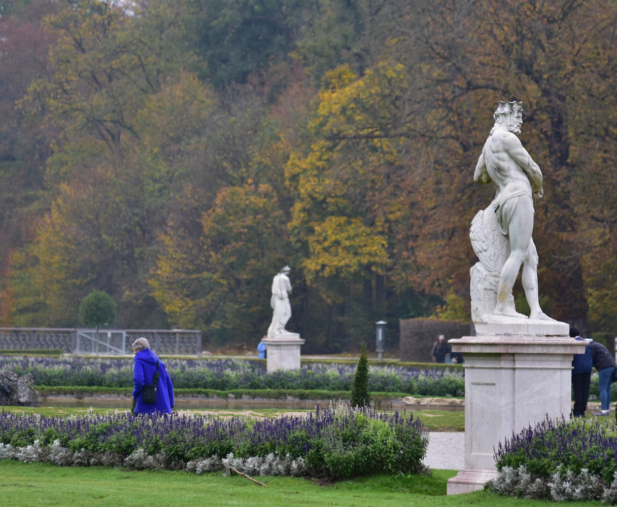 Schlosspark Nymphenburg im Herbst. Verschiedenen Statuen sind zu sehen