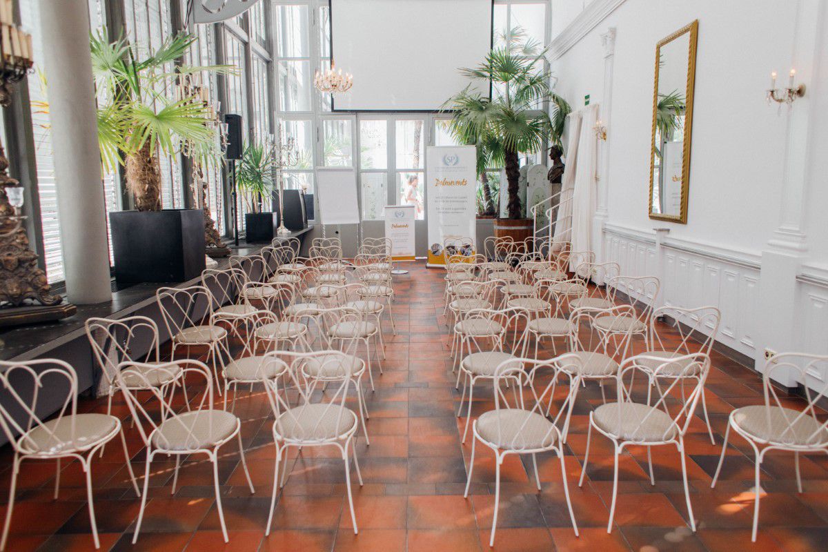 Schlosscafé im Palmenhaus, Blick in den Innenbereich, weiße Stühle stehen aufgereiht