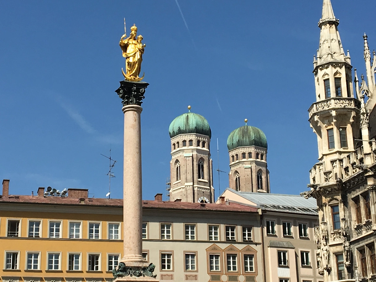 Marienplatz mit Blick auf den Friedensengel, die Frauenkirche und ein Stück vom Rathaus