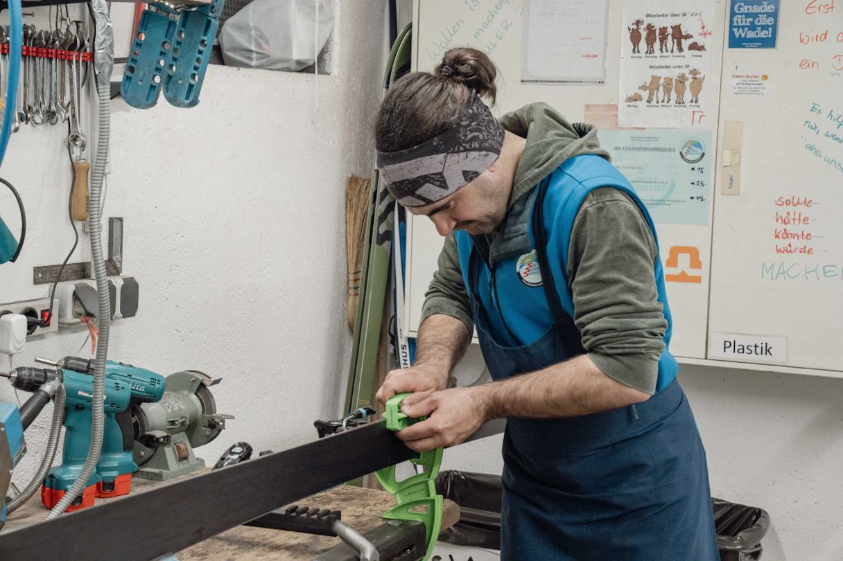 Sudelfeld ski school employee grinds a ski