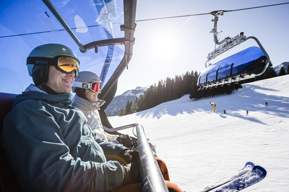 Zwei Skifahrer auf dem Sudelfeld Skilift