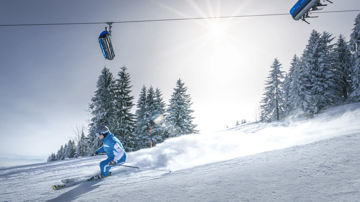 Skifahrer auf der Piste in Sudelfeld