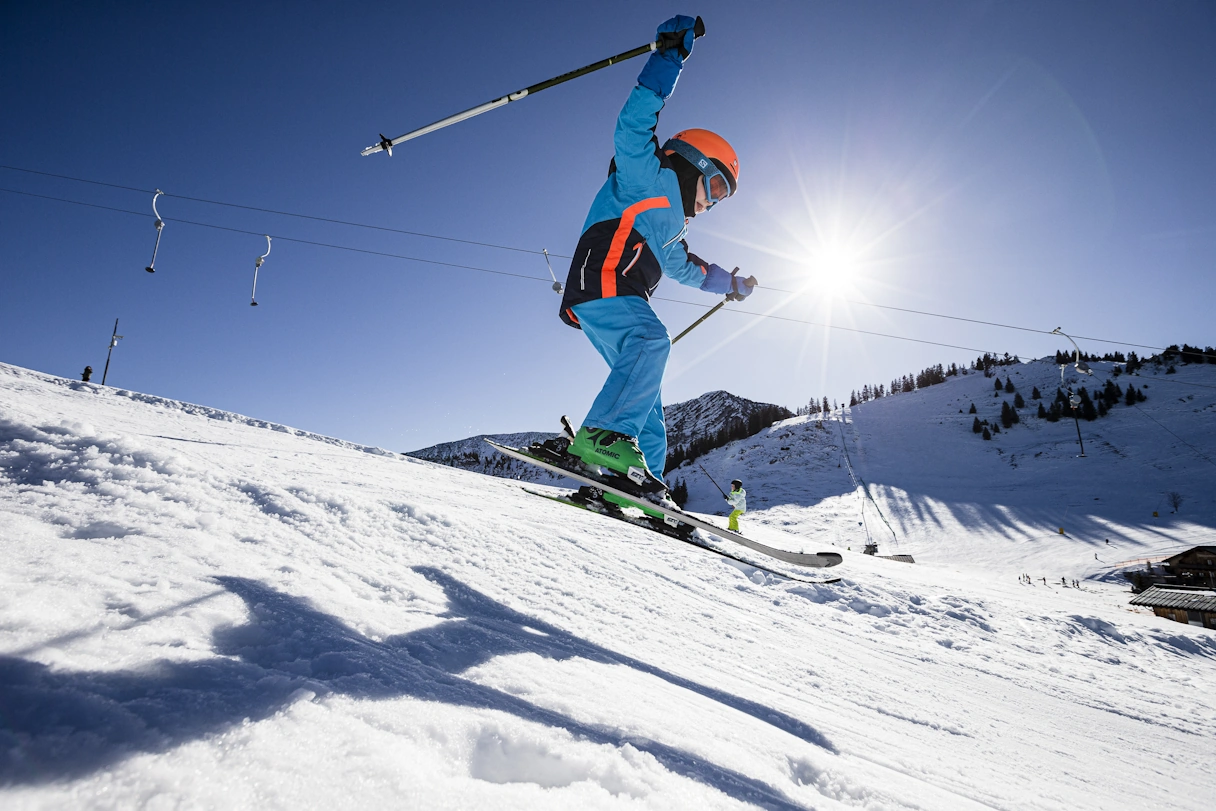 ein Kind fährt Ski in Sudeldfeld auf dem Berg