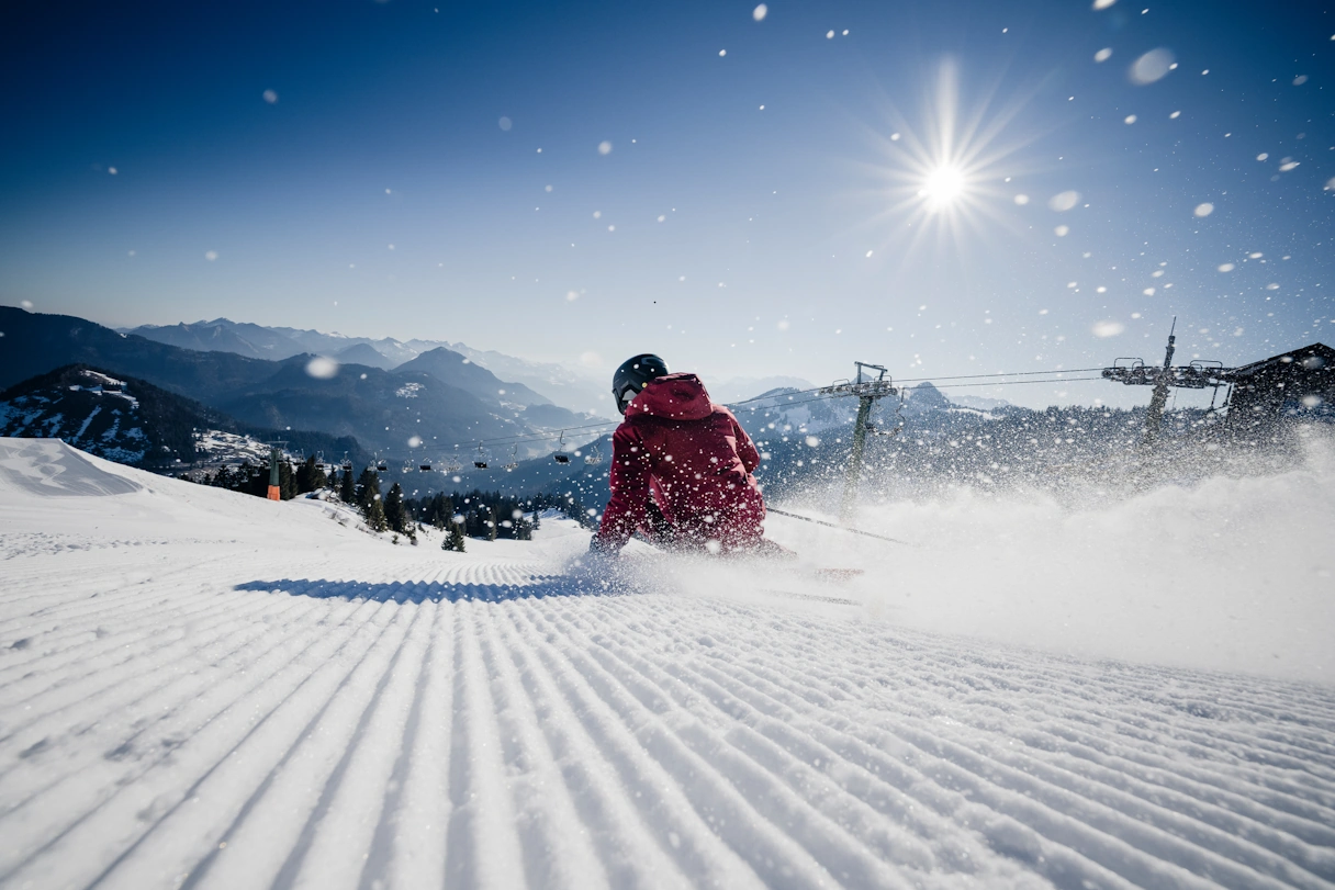 Skifahrer auf der Piste in Sudelfeld bei strahlenden Sonnenschein