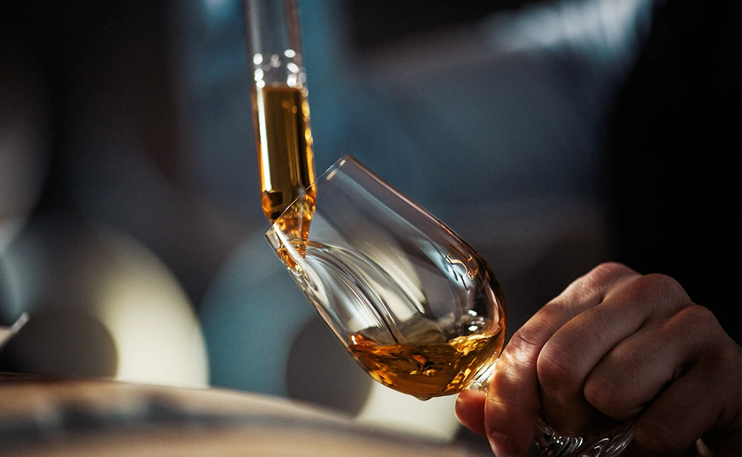 Abzapfen des Slyrs Whisky in einem schönen Glas