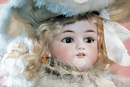 Sehr alte Spielzeugpuppe mit blonden Haaren