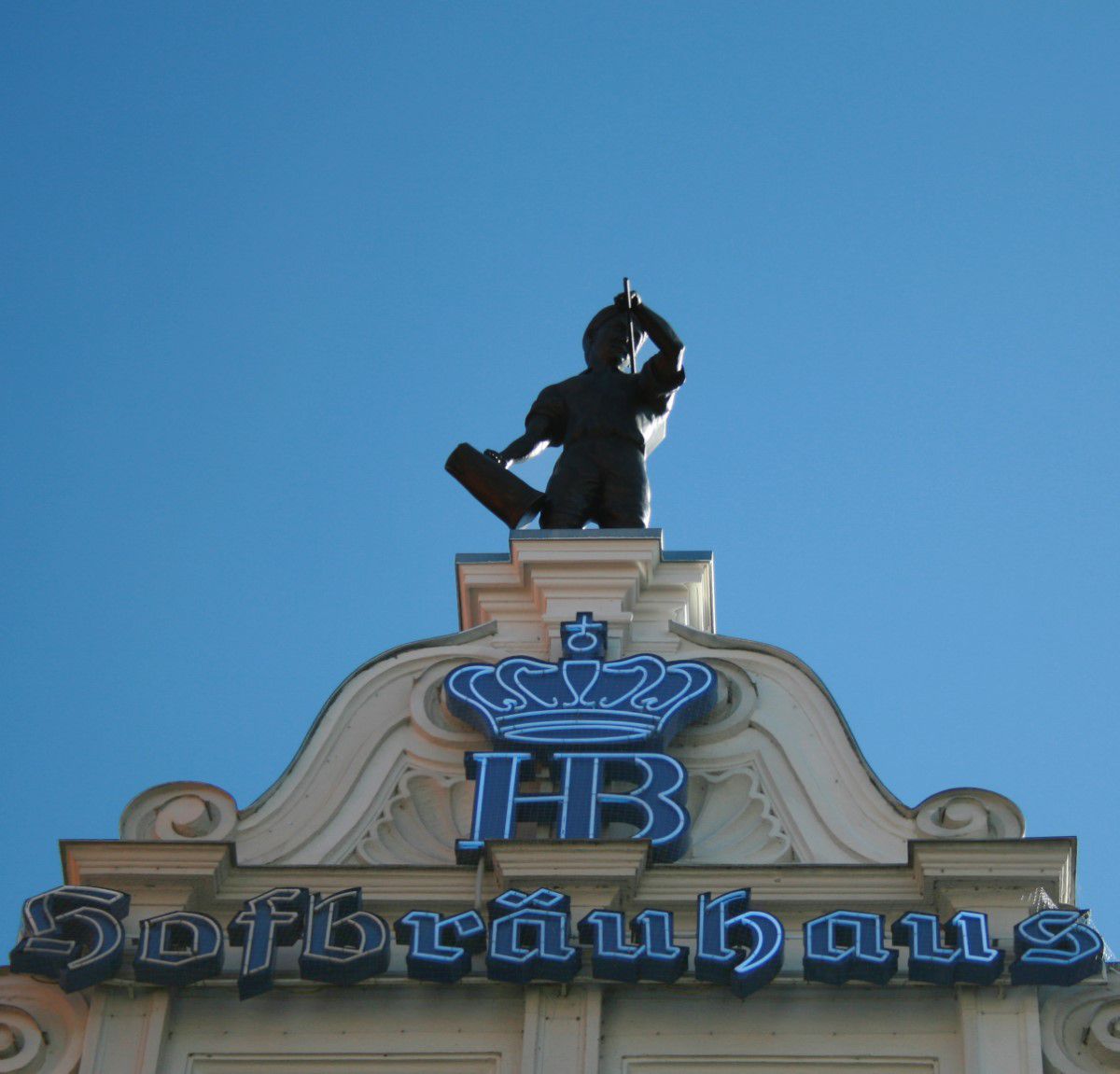 Hofbräuhaus von Außen mit Logo, Schriftzug und Statue ganz oben