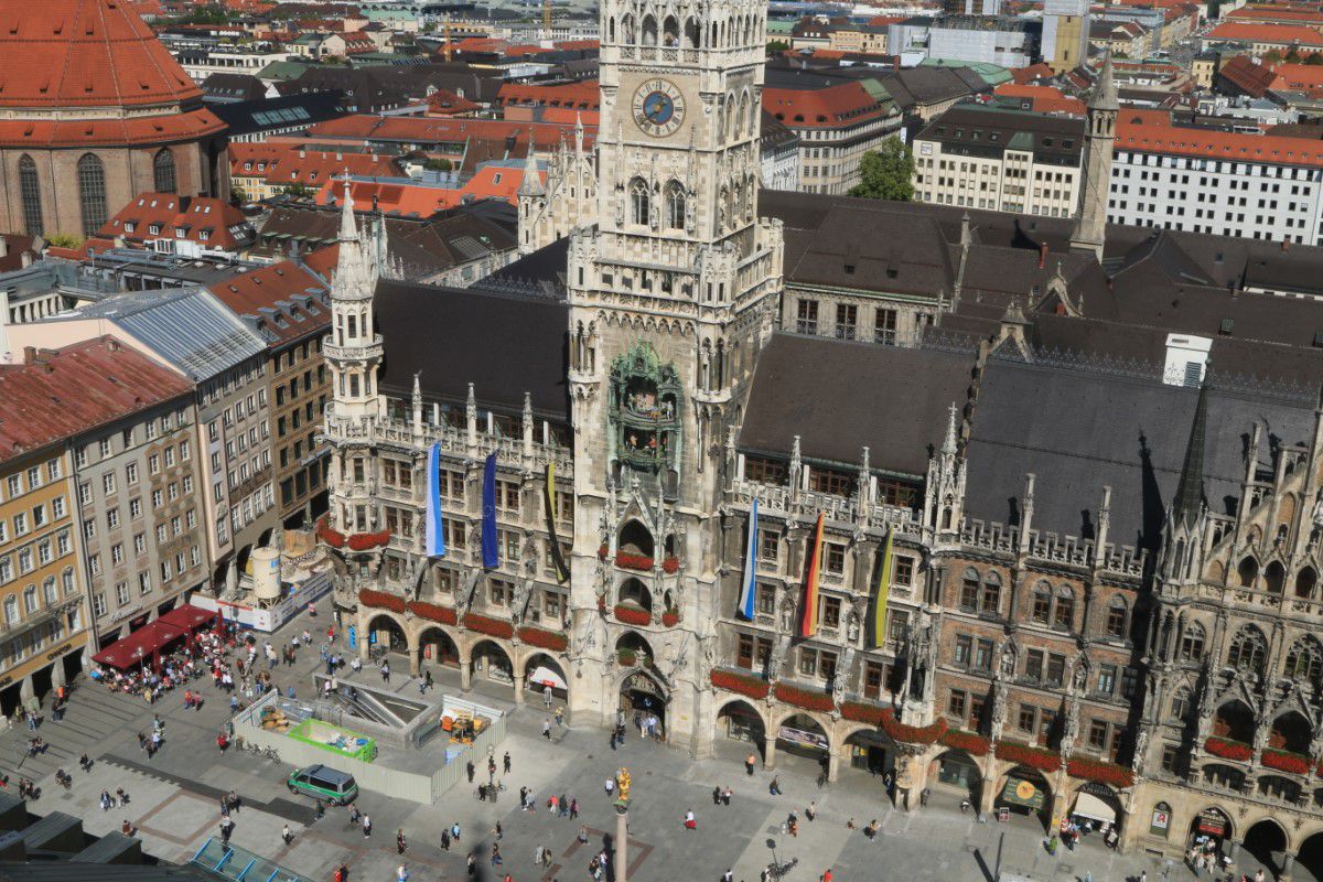 Blick von oben auf den Marienplatz und dem neuen Rathaus