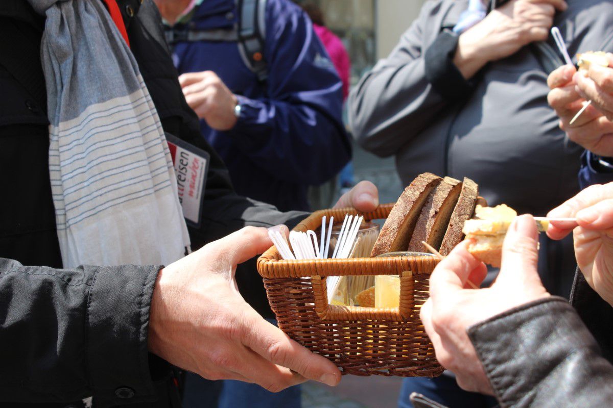 Brotkorb in der Hand, für Tourgäste zum Probieren