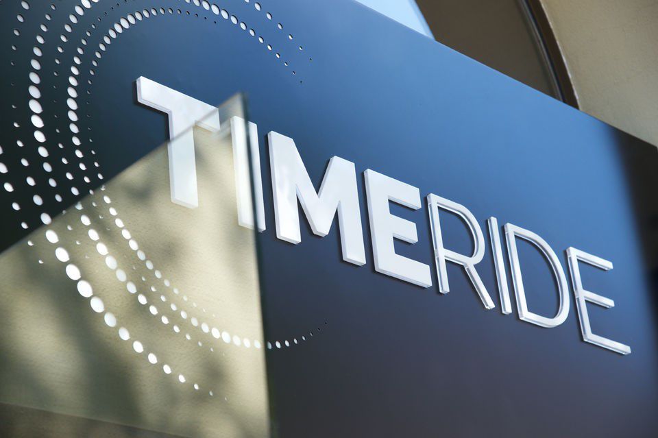 TimeRide Logo, weiße Schrift auf blauem Hintergrund