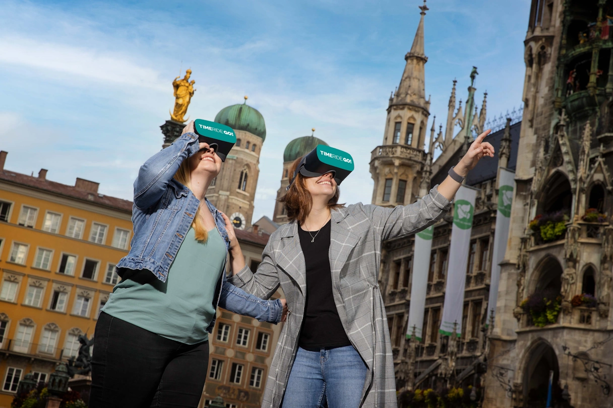 2 Freundinnen mit der TimeRide GO! VR Brille am Marienplatz