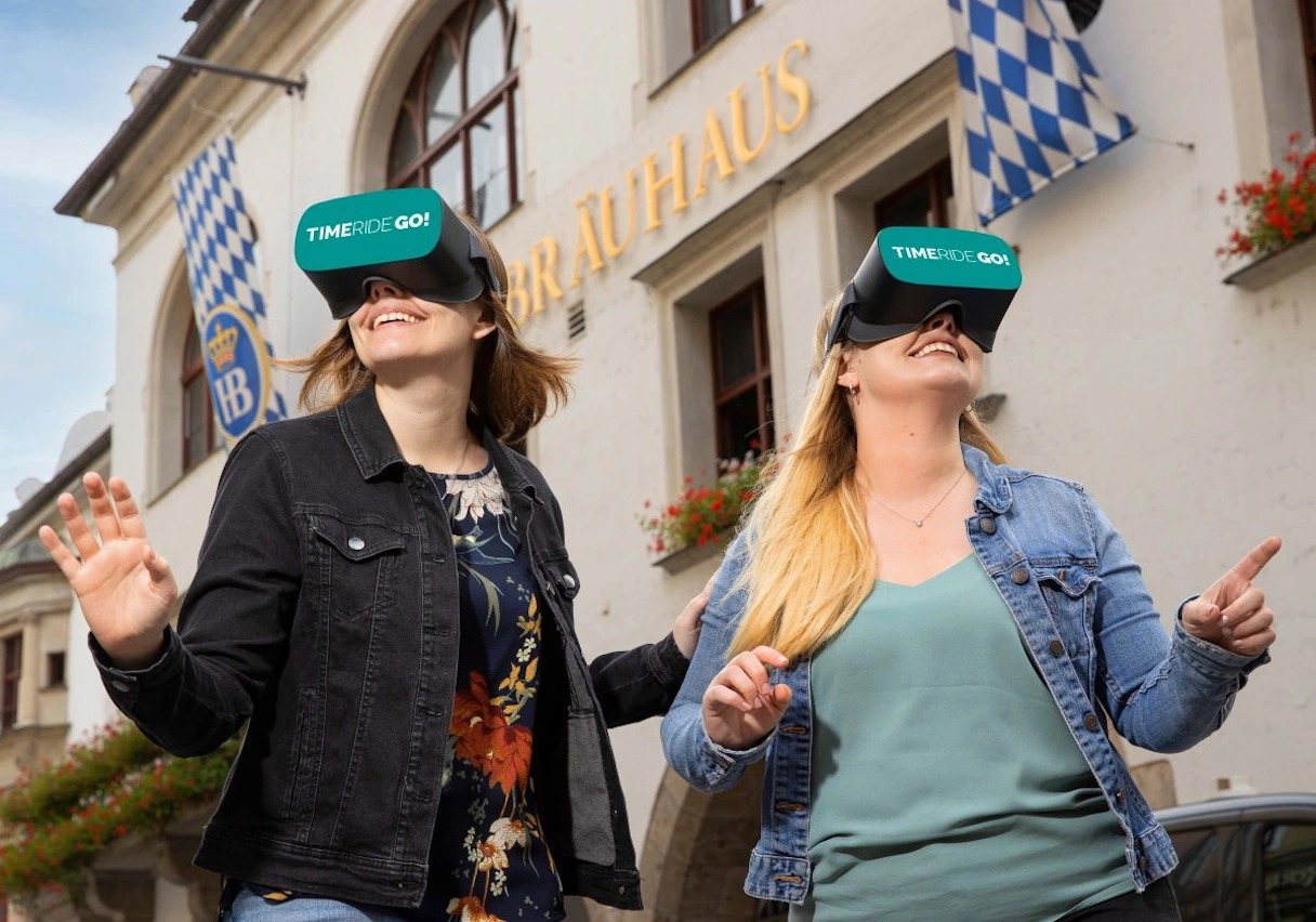 2 Freundinnen mit der TimeRide GO! VR Brille am Hofbräuhaus