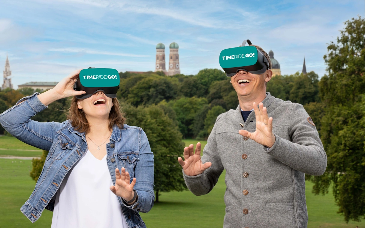 Gäste mit der TimeRide GO! VR Brille im Englischen Garten