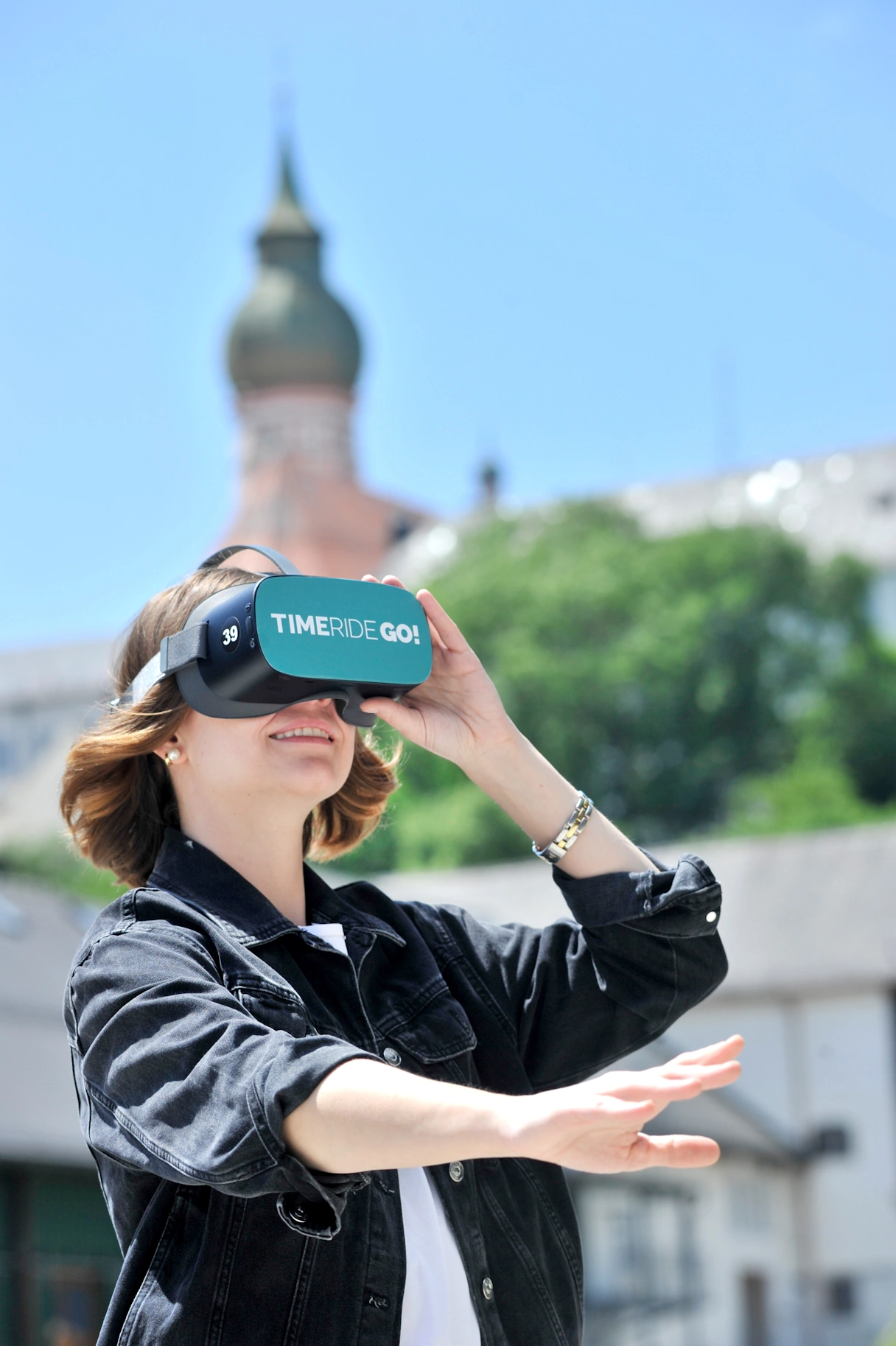 Eine junge Frau mit der TimeRide GO! VR Brille in Andechs