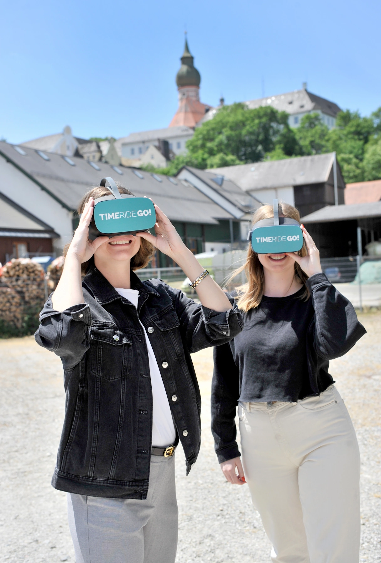 Zwei junge Frauen mit der TimeRide GO! VR Brille in Andechs