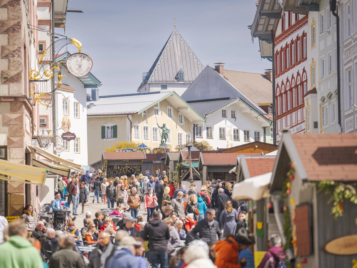 Die Marktstraße in Bad Tölz während des Ostermarktes voll mit Menschen