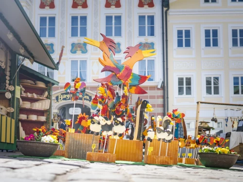 Große bunte Deko mit Schafen, Hähnen und Blumen auf dem Ostermarkt Bad Tölz