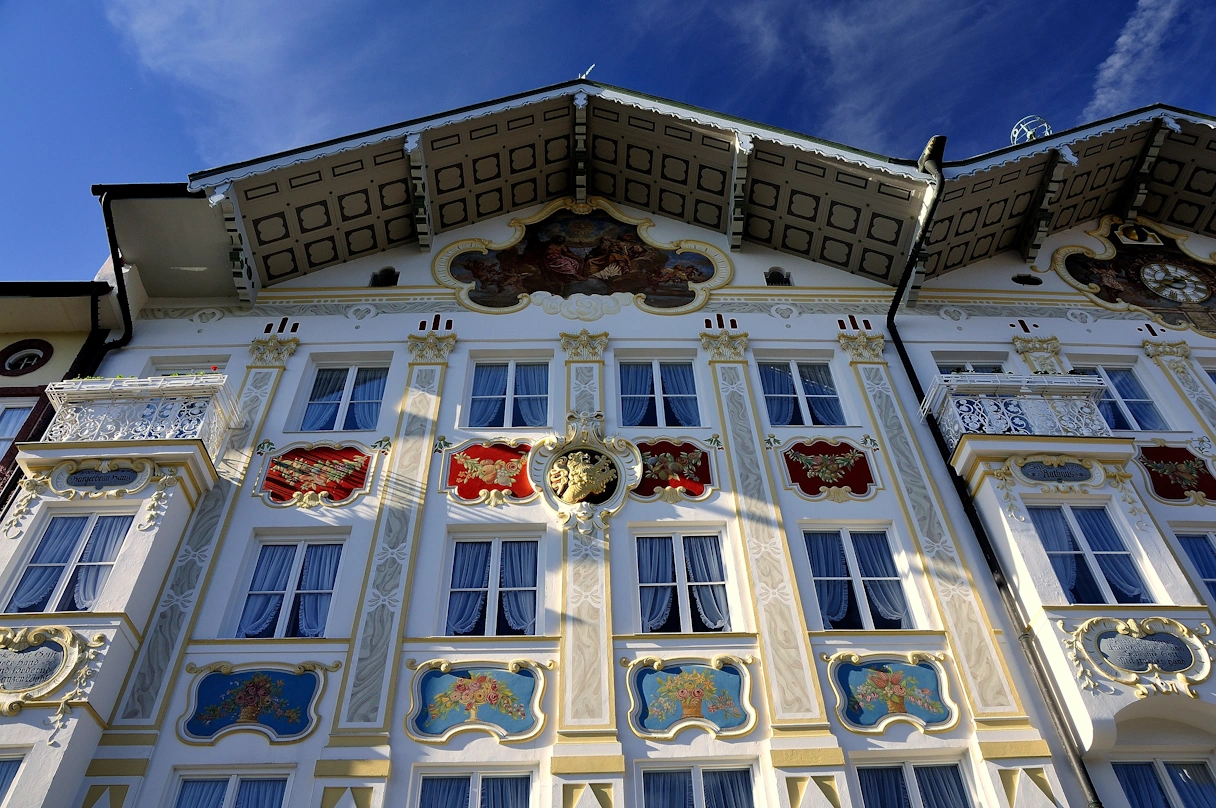 Das Tölzer Stadtmuseum von außen fotografiert. Die Fassade ist im farbig gastalteten Heimatstil